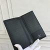 Louis Vuitton Ví Brazza được làm bằng Monogram này tỏa ra sự nam tính không thể chối cãi