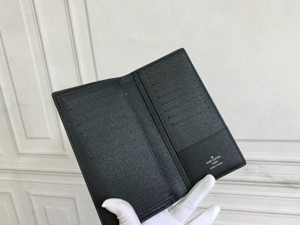 Louis Vuitton Ví Brazza được làm bằng Monogram này tỏa ra sự nam tính không thể chối cãi