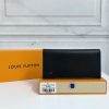 Louis Vuitton Ví Brazza được làm bằng Monogram này tỏa ra sự nam tính không thể chối cãi
