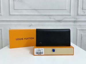 Louis Vuitton Ví Brazza được làm bằng Monogram này tỏa ra sự nam tính không thể chối cãi