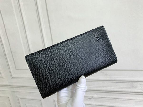 Louis Vuitton Ví Brazza được làm bằng Monogram này tỏa ra sự nam tính không thể chối cãi