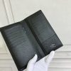 Louis Vuitton Ví Brazza được làm bằng Monogram này tỏa ra sự nam tính không thể chối cãi