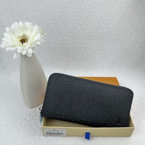 Louis Vuitton Ví Brazza được làm bằng Monogram này tỏa ra sự nam tính không thể chối cãi