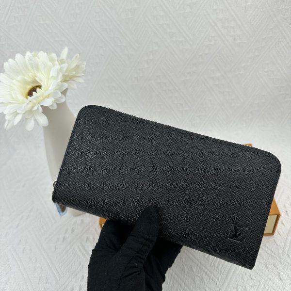 Louis Vuitton Ví Brazza được làm bằng Monogram này tỏa ra sự nam tính không thể chối cãi