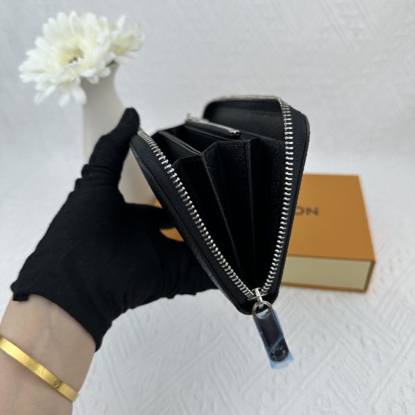 Louis Vuitton Ví Brazza được làm bằng Monogram này tỏa ra sự nam tính không thể chối cãi