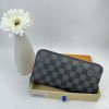 Louis Vuitton Ví Brazza được làm bằng Monogram này tỏa ra sự nam tính không thể chối cãi