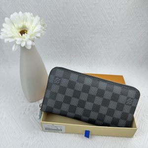 Louis Vuitton Ví Brazza được làm bằng Monogram này tỏa ra sự nam tính không thể chối cãi