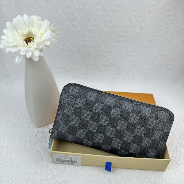 Louis Vuitton Ví Brazza được làm bằng Monogram này tỏa ra sự nam tính không thể chối cãi