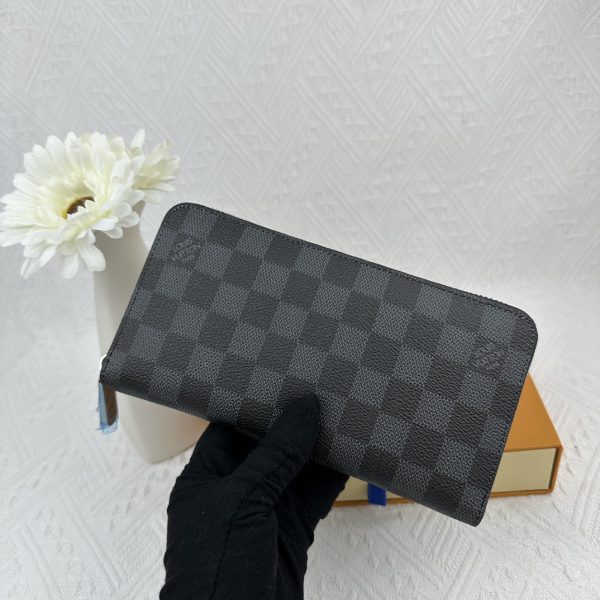 Louis Vuitton Ví Brazza được làm bằng Monogram này tỏa ra sự nam tính không thể chối cãi