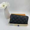 Louis Vuitton Ví Brazza được làm bằng Monogram này tỏa ra sự nam tính không thể chối cãi