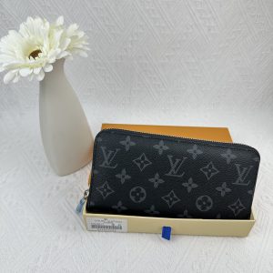 Louis Vuitton Ví Brazza được làm bằng Monogram này tỏa ra sự nam tính không thể chối cãi