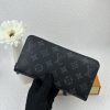 Louis Vuitton Ví Brazza được làm bằng Monogram này tỏa ra sự nam tính không thể chối cãi