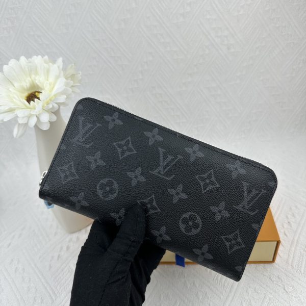 Louis Vuitton Ví Brazza được làm bằng Monogram này tỏa ra sự nam tính không thể chối cãi