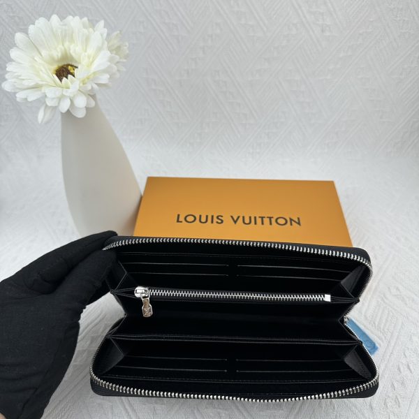 Louis Vuitton Ví Brazza được làm bằng Monogram này tỏa ra sự nam tính không thể chối cãi