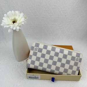 Louis Vuitton Ví Brazza được làm bằng Monogram này tỏa ra sự nam tính không thể chối cãi