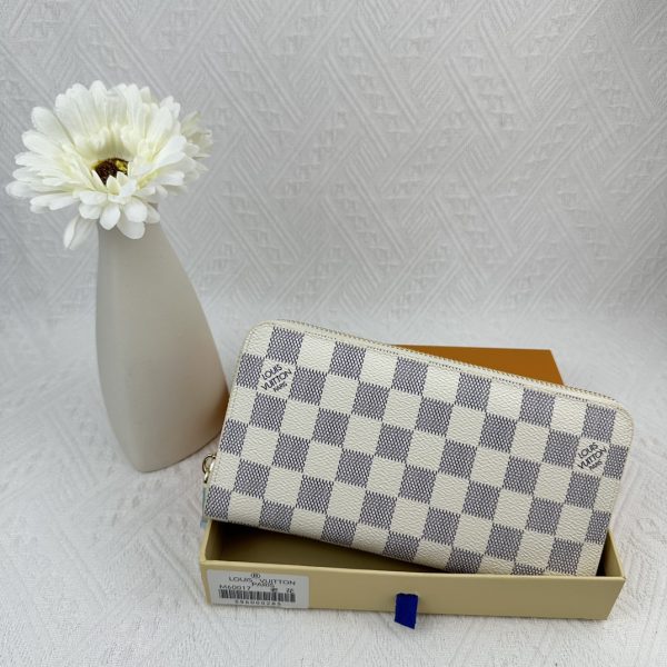 Louis Vuitton Ví Brazza được làm bằng Monogram này tỏa ra sự nam tính không thể chối cãi