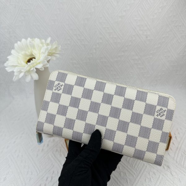 Louis Vuitton Ví Brazza được làm bằng Monogram này tỏa ra sự nam tính không thể chối cãi