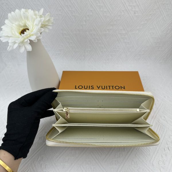 Louis Vuitton Ví Brazza được làm bằng Monogram này tỏa ra sự nam tính không thể chối cãi