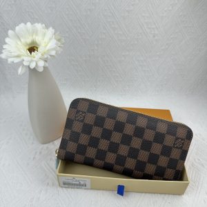 Louis Vuitton Ví Brazza được làm bằng Monogram này tỏa ra sự nam tính không thể chối cãi