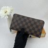 Louis Vuitton Ví Brazza được làm bằng Monogram này tỏa ra sự nam tính không thể chối cãi