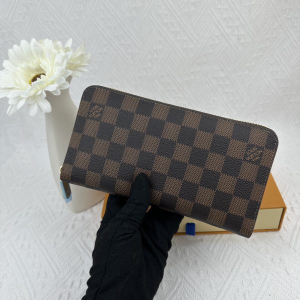 Louis Vuitton Ví Brazza được làm bằng Monogram này tỏa ra sự nam tính không thể chối cãi