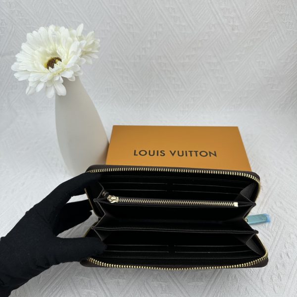 Louis Vuitton Ví Brazza được làm bằng Monogram này tỏa ra sự nam tính không thể chối cãi