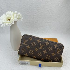 Louis Vuitton Ví Brazza được làm bằng Monogram này tỏa ra sự nam tính không thể chối cãi