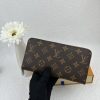 Louis Vuitton Ví Brazza được làm bằng Monogram này tỏa ra sự nam tính không thể chối cãi