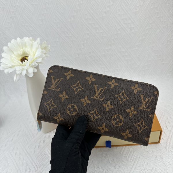 Louis Vuitton Ví Brazza được làm bằng Monogram này tỏa ra sự nam tính không thể chối cãi