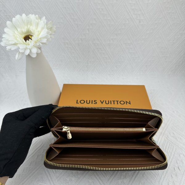 Louis Vuitton Ví Brazza được làm bằng Monogram này tỏa ra sự nam tính không thể chối cãi
