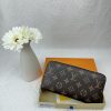 Louis Vuitton Ví Brazza được làm bằng Monogram này tỏa ra sự nam tính không thể chối cãi