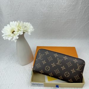 Louis Vuitton Ví Brazza được làm bằng Monogram này tỏa ra sự nam tính không thể chối cãi