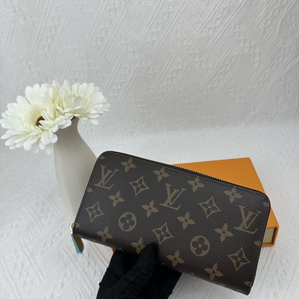 Louis Vuitton Ví Brazza được làm bằng Monogram này tỏa ra sự nam tính không thể chối cãi