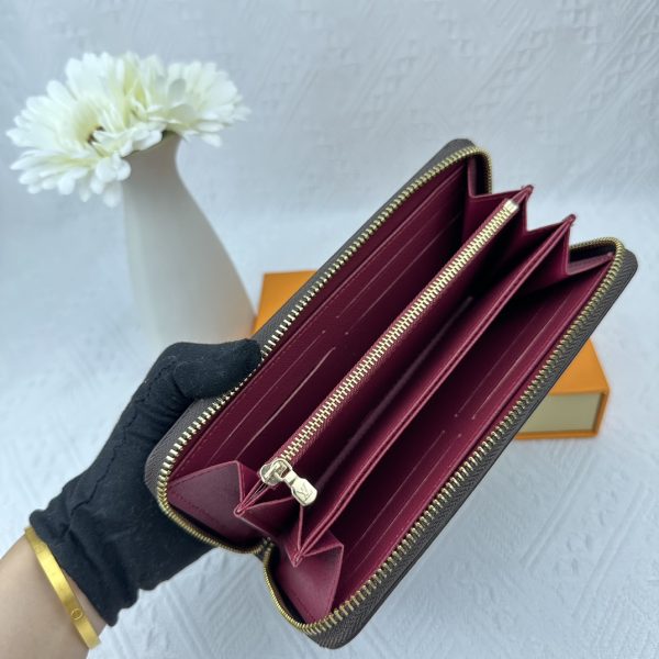 Louis Vuitton Ví Brazza được làm bằng Monogram này tỏa ra sự nam tính không thể chối cãi