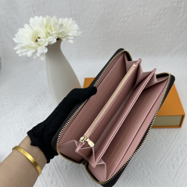 Louis Vuitton Ví Brazza được làm bằng Monogram này tỏa ra sự nam tính không thể chối cãi