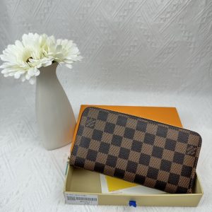 Louis Vuitton Ví Brazza được làm bằng Monogram này tỏa ra sự nam tính không thể chối cãi