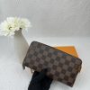 Louis Vuitton Ví Brazza được làm bằng Monogram này tỏa ra sự nam tính không thể chối cãi
