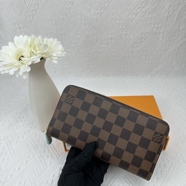 Louis Vuitton Ví Brazza được làm bằng Monogram này tỏa ra sự nam tính không thể chối cãi