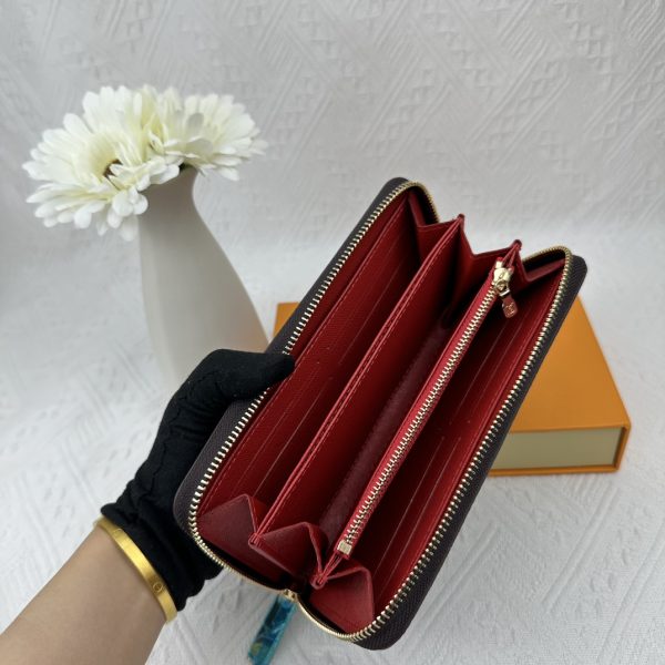 Louis Vuitton Ví Brazza được làm bằng Monogram này tỏa ra sự nam tính không thể chối cãi
