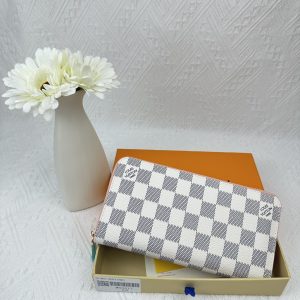 Louis Vuitton Ví Brazza được làm bằng Monogram này tỏa ra sự nam tính không thể chối cãi