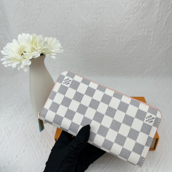Louis Vuitton Ví Brazza được làm bằng Monogram này tỏa ra sự nam tính không thể chối cãi