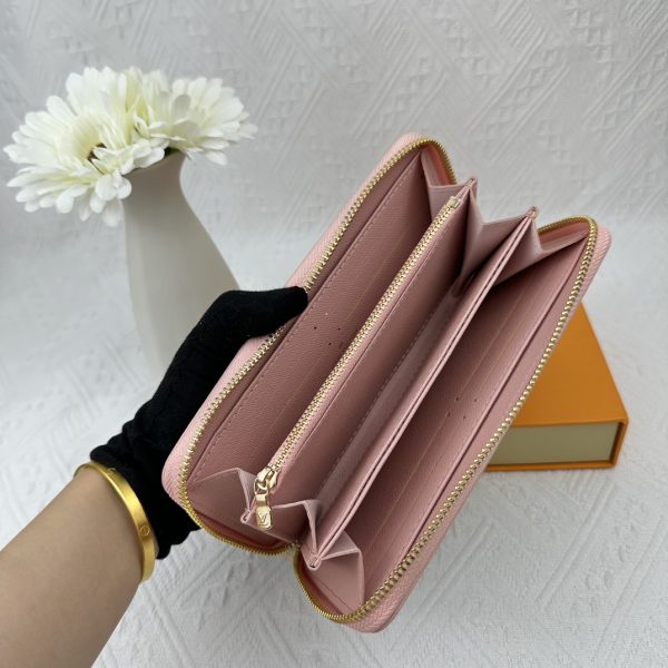 Louis Vuitton Ví Brazza được làm bằng Monogram này tỏa ra sự nam tính không thể chối cãi