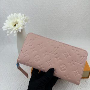 Louis Vuitton Ví Brazza được làm bằng Monogram này tỏa ra sự nam tính không thể chối cãi