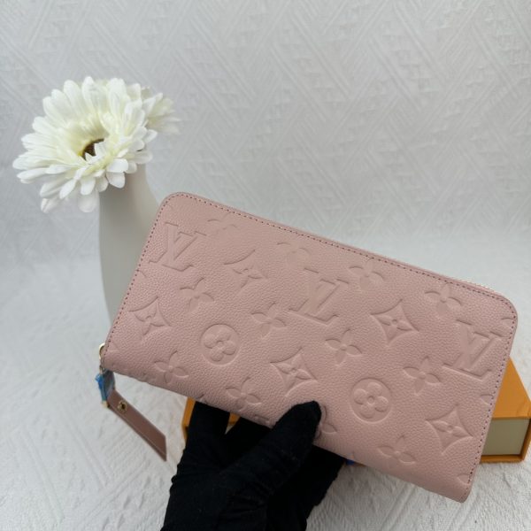 Louis Vuitton Ví Brazza được làm bằng Monogram này tỏa ra sự nam tính không thể chối cãi
