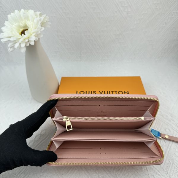 Louis Vuitton Ví Brazza được làm bằng Monogram này tỏa ra sự nam tính không thể chối cãi