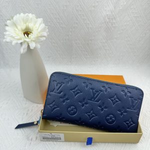 Louis Vuitton Ví Brazza được làm bằng Monogram này tỏa ra sự nam tính không thể chối cãi
