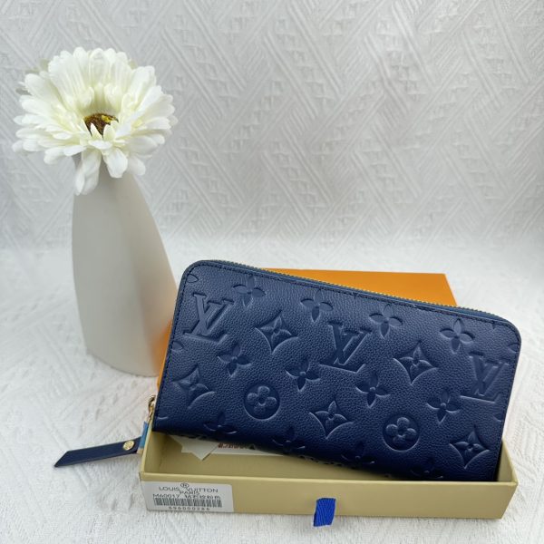 Louis Vuitton Ví Brazza được làm bằng Monogram này tỏa ra sự nam tính không thể chối cãi