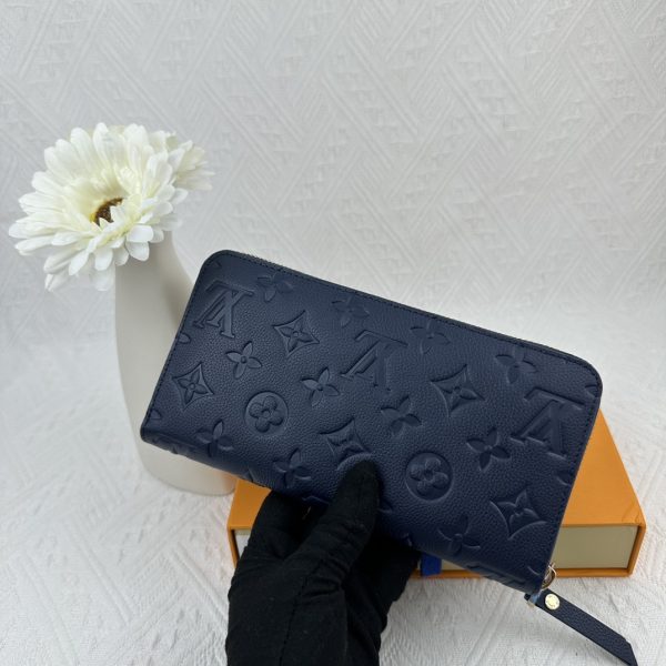 Louis Vuitton Ví Brazza được làm bằng Monogram này tỏa ra sự nam tính không thể chối cãi