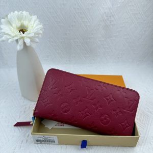 Louis Vuitton Ví Brazza được làm bằng Monogram này tỏa ra sự nam tính không thể chối cãi