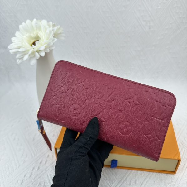 Louis Vuitton Ví Brazza được làm bằng Monogram này tỏa ra sự nam tính không thể chối cãi